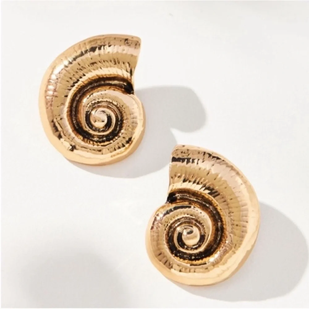 NWOT Anthropologie Shell Earring in Gold (2016)
